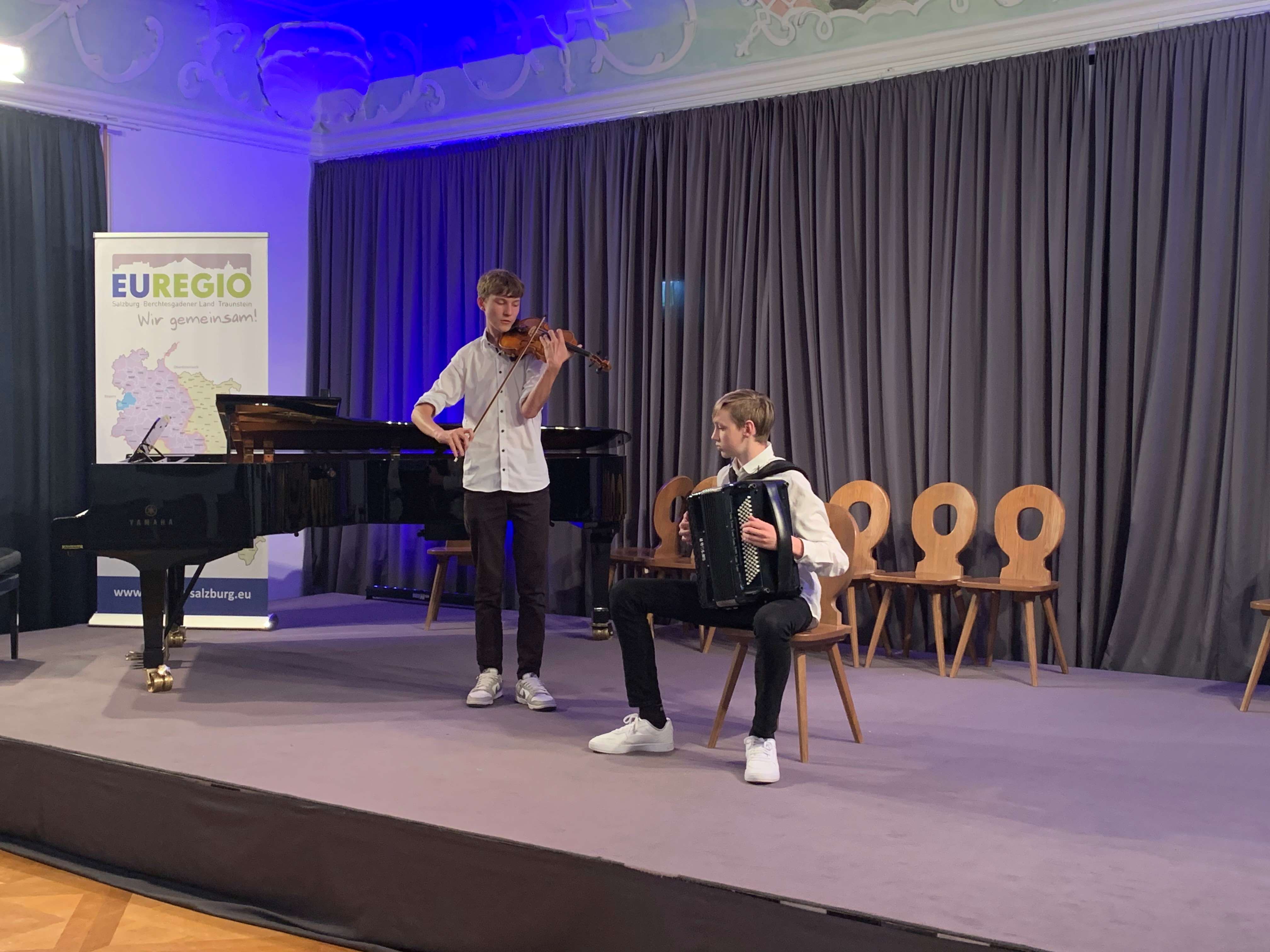 8. Musikschulfest - Duo Akkordeon und Violine Quelle: Musikum Mattsee 8. Musikschulfest - Duo Akkordeon und Violine Quelle: Musikum Mattsee